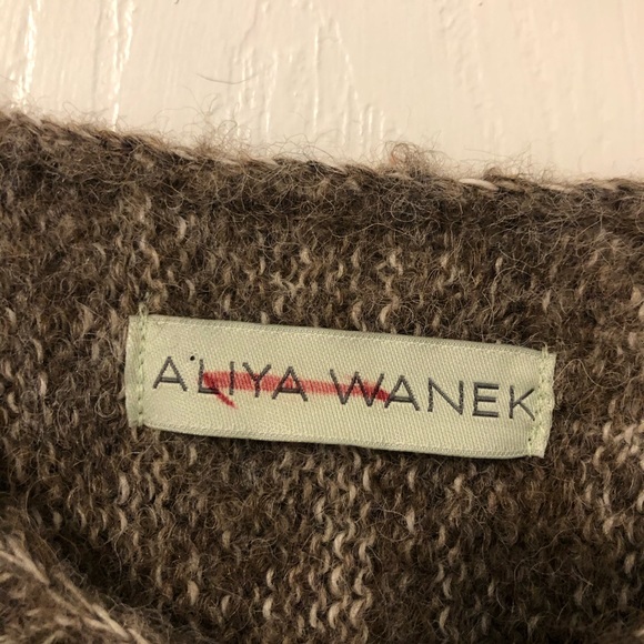 Aliya Wanek Cropped V Neck Sweater - Picture 2 of 4